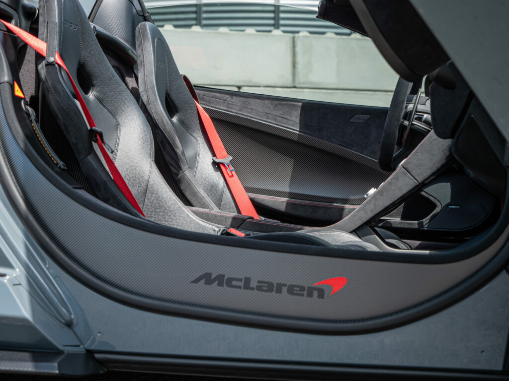 Sièges baquets en carbone – MCLAREN – 675LT Spider – 2017 – Chicane Grey – 675 ch – V8 Bi-Turbo – 11 900 km – Transmission : Sequentielle – Origine Angleterre – Privaty Cars – Recherche personnalisée de voitures de sport d’occasion en Nouvelle-Aquitaine