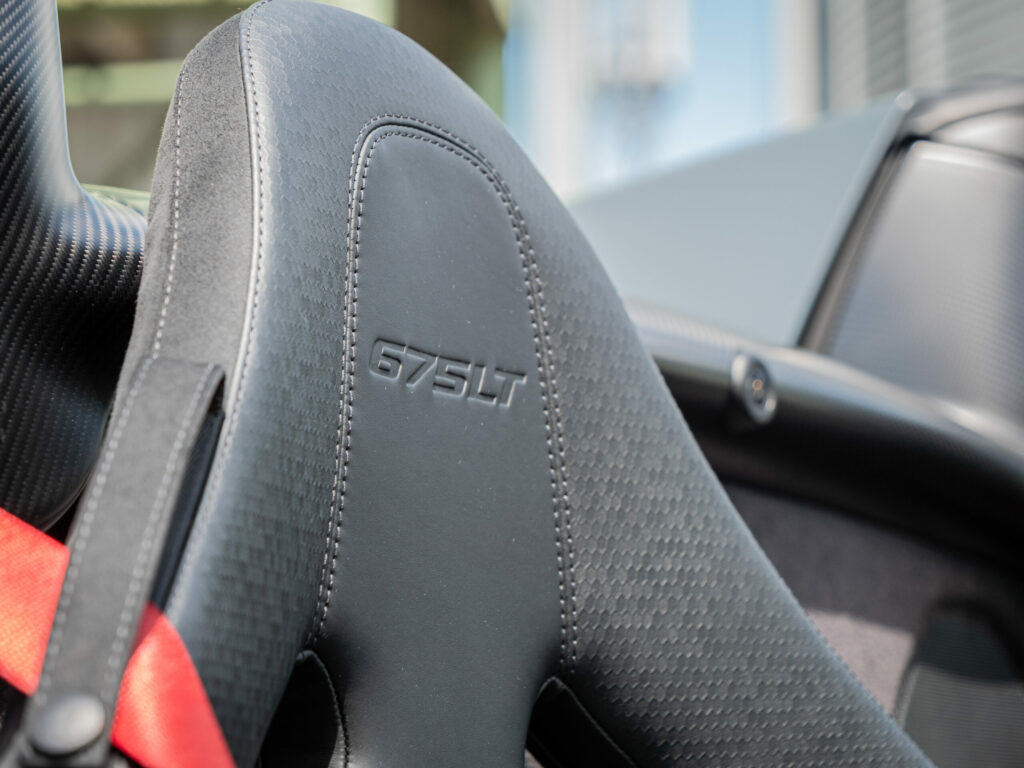 Sièges baquets en cuir – MCLAREN – 675LT Spider – 2017 – Chicane Grey – 675 ch – V8 Bi-Turbo – 11 900 km – Transmission : Sequentielle – Origine Angleterre – Privaty Cars – Dépôt-vente de véhicules MCLAREN en Nouvelle-Aquitaine