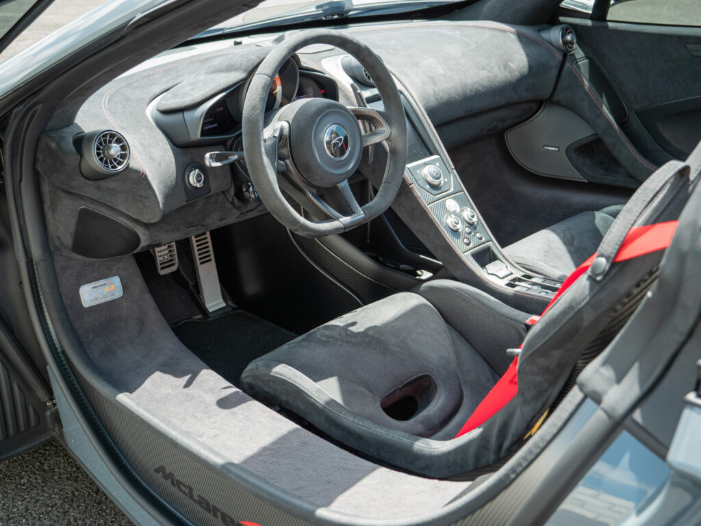 Intérieur en alcantara avec sièges baquets – MCLAREN – 675LT Spider – 2017 – Chicane Grey – 675 ch – V8 Bi-Turbo – 11 900 km – Transmission : Sequentielle – Origine Angleterre – Privaty Cars – Dépôt-vente de voitures de sport et véhicules d’exception entre Bordeaux et Nantes