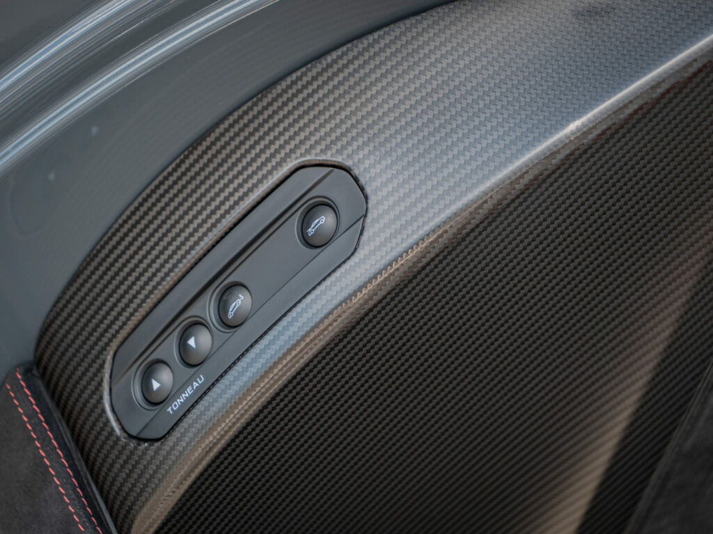 Panneau de porte en carbone – MCLAREN – 675LT Spider – 2017 – Chicane Grey – 675 ch – V8 Bi-Turbo – 11 900 km – Transmission : Sequentielle – Origine Angleterre – Privaty Cars – Service de courtage et recherche automobile premium à La Rochelle