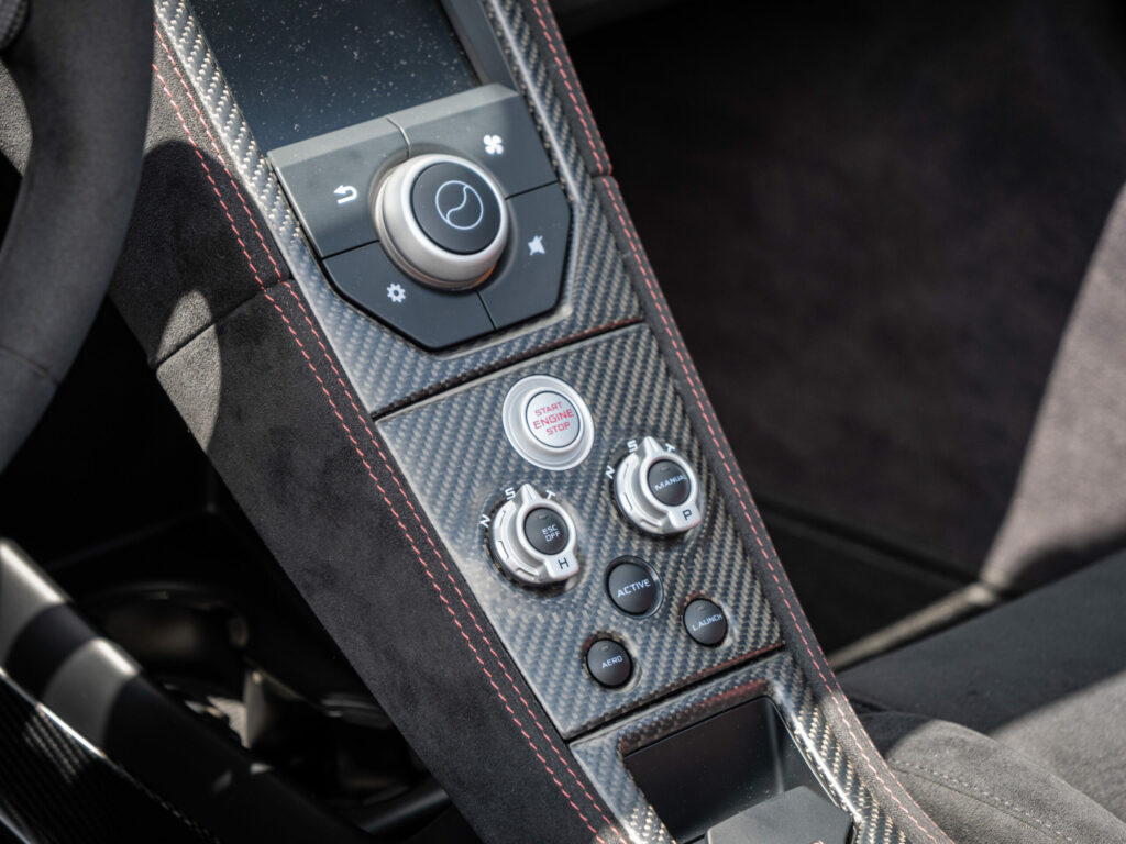 Console centrale avec commandes en carbone – MCLAREN – 675LT Spider – 2017 – Chicane Grey – 675 ch – V8 Bi-Turbo – 11 900 km – Transmission : Sequentielle – Origine Angleterre – Privaty Cars – Showroom de voitures de sport haut de gamme en Nouvelle-Aquitaine