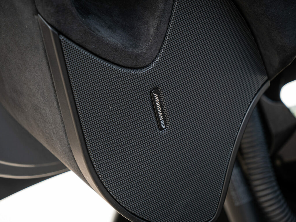 Système audio haut de gamme – MCLAREN – 675LT Spider – 2017 – Chicane Grey – 675 ch – V8 Bi-Turbo – 11 900 km – Transmission : Sequentielle – Origine Angleterre – Privaty Cars – Commerce de voitures de sport luxe et premium dans l’Ouest de la France