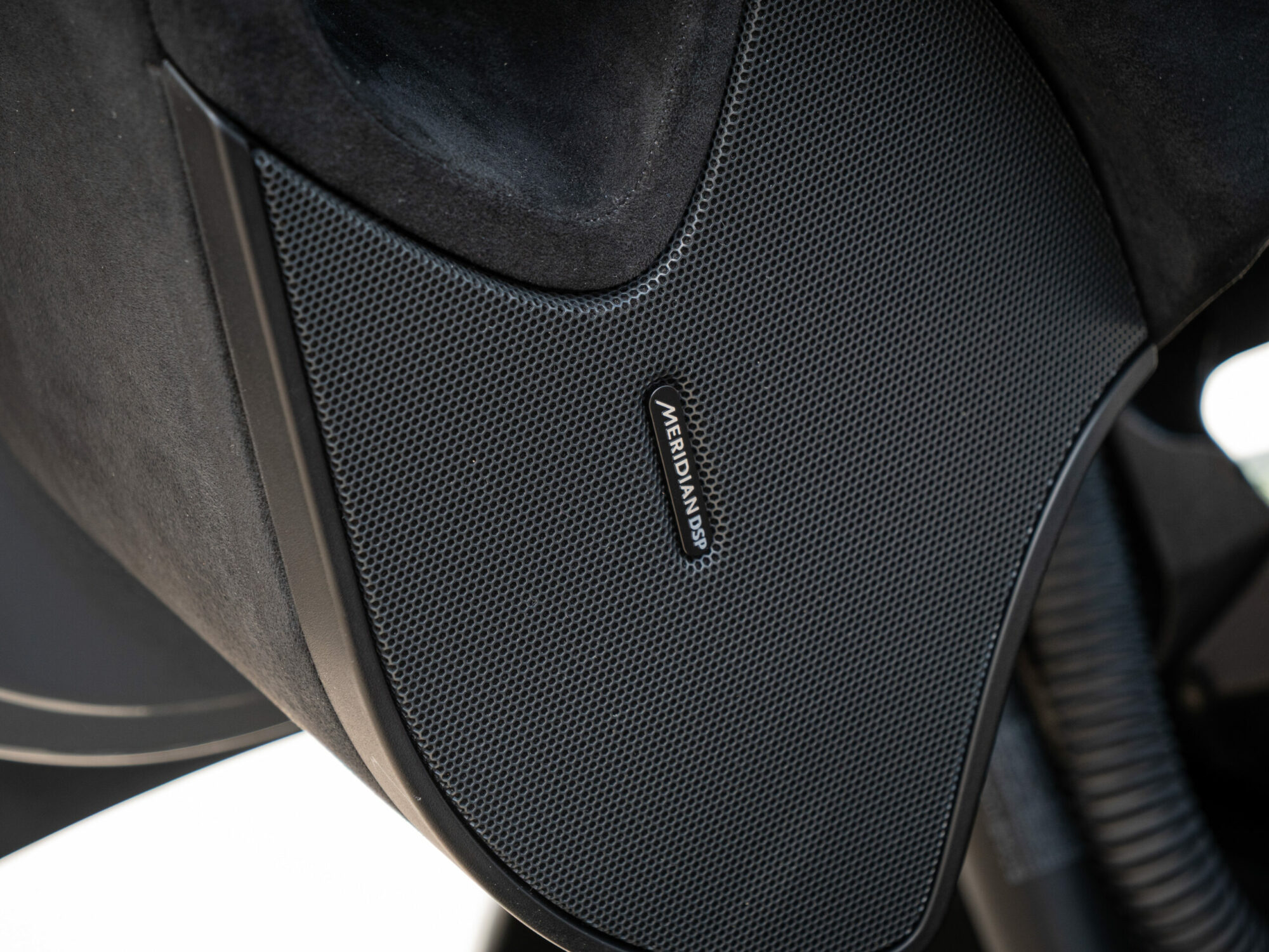 Système audio haut de gamme – MCLAREN – 675LT Spider – 2017 – Chicane Grey – 675 ch – V8 Bi-Turbo – 11 900 km – Transmission : Sequentielle – Origine Angleterre – Privaty Cars – Commerce de voitures de sport luxe et premium dans l’Ouest de la France