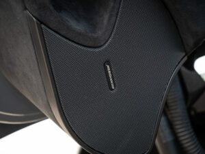 Système audio haut de gamme – MCLAREN – 675LT Spider – 2017 – Chicane Grey – 675 ch – V8 Bi-Turbo – 11 900 km – Transmission : Sequentielle – Origine Angleterre – Privaty Cars – Commerce de voitures de sport luxe et premium dans l’Ouest de la France