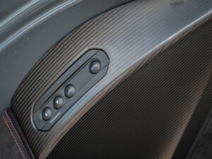 Panneau de porte en carbone – MCLAREN – 675LT Spider – 2017 – Chicane Grey – 675 ch – V8 Bi-Turbo – 11 900 km – Transmission : Sequentielle – Origine Angleterre – Privaty Cars – Service de courtage et recherche automobile premium à La Rochelle