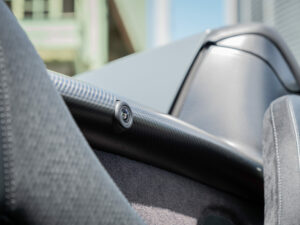 Détail en fibre de carbone – MCLAREN – 675LT Spider – 2017 – Chicane Grey – 675 ch – V8 Bi-Turbo – 11 900 km – Transmission : Sequentielle – Origine Angleterre – Privaty Cars – Vente de voitures de sport d’occasion près de Niort