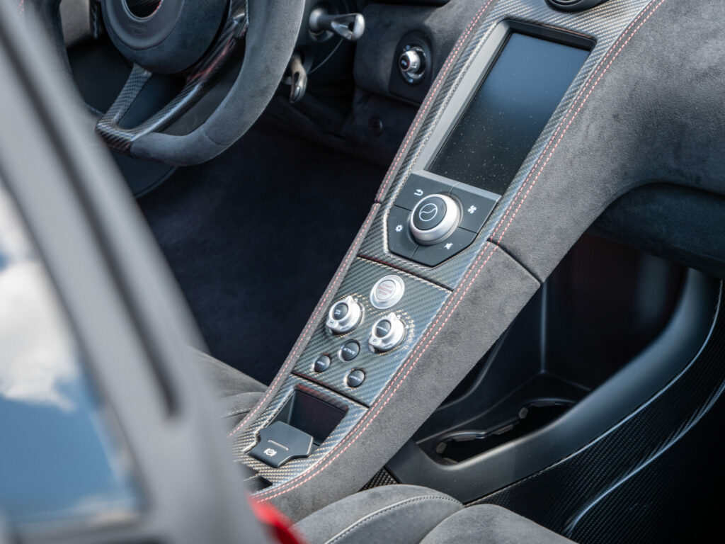 Console centrale avec écran tactile – MCLAREN – 675LT Spider – 2017 – Chicane Grey – 675 ch – V8 Bi-Turbo – 11 900 km – Transmission : Sequentielle – Origine Angleterre – Privaty Cars – Dépôt-vente sécurisé de véhicules de prestige près de Poitiers