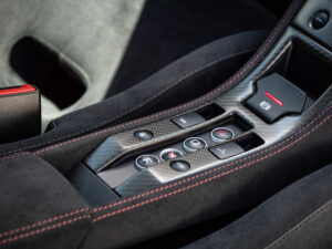 Console centrale en carbone et cuir – MCLAREN – 675LT Spider – 2017 – Chicane Grey – 675 ch – V8 Bi-Turbo – 11 900 km – Transmission : Sequentielle – Origine Angleterre – Privaty Cars – Rachat cash de voitures de sport d’occasion proche de Bordeaux