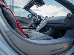 Sièges baquets avec harnais rouge – MCLAREN – 675LT Spider – 2017 – Chicane Grey – 675 ch – V8 Bi-Turbo – 11 900 km – Transmission : Sequentielle – Origine Angleterre – Privaty Cars – Service de courtage et recherche automobile premium en Nouvelle-Aquitaine