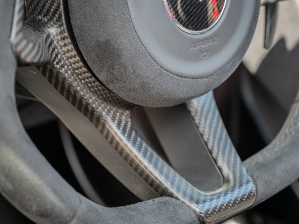 Volant – MCLAREN – 675LT Spider – 2017 – Chicane Grey – 675 ch – V8 Bi-Turbo – 11 900 km – Transmission : Sequentielle – Origine Angleterre – Privaty Cars – Sélection de véhicules MCLAREN disponibles en Nouvelle-Aquitaine