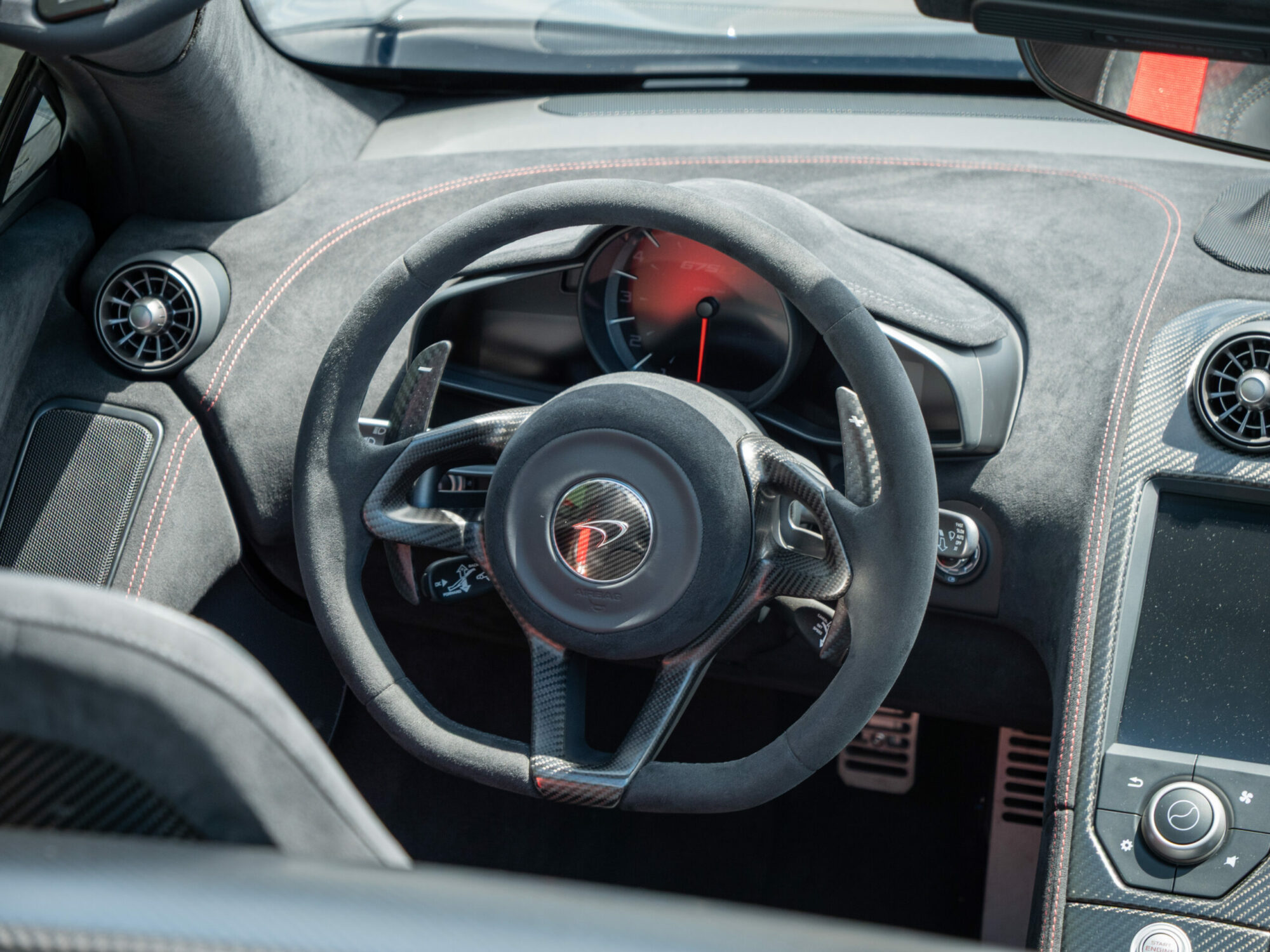 Volant – MCLAREN – 675LT Spider – 2017 – Chicane Grey – 675 ch – V8 Bi-Turbo – 11 900 km – Transmission : Sequentielle – Origine Angleterre – Privaty Cars – Véhicules de sport et de luxe d’occasion en Nouvelle-Aquitaine