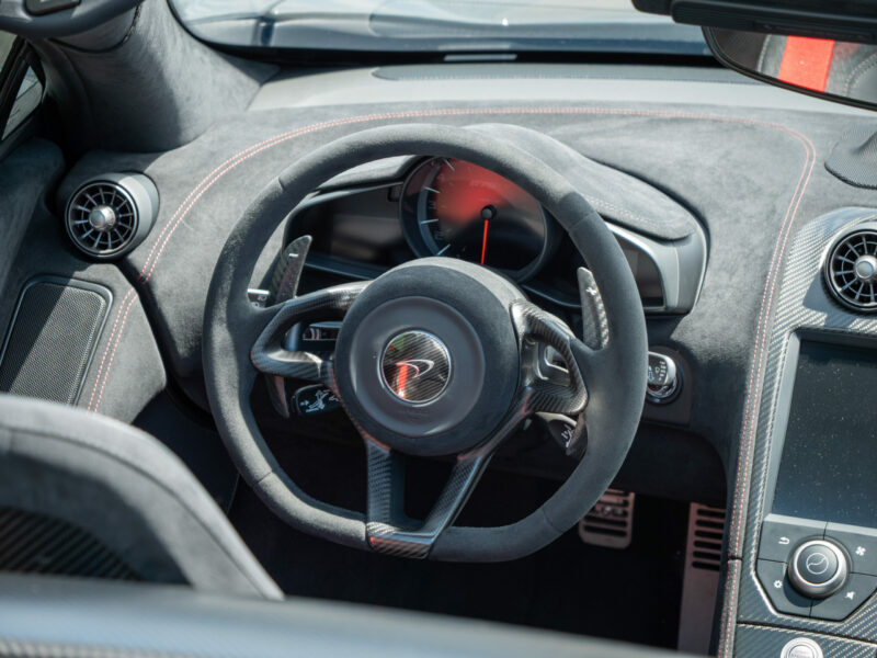 Volant – MCLAREN – 675LT Spider – 2017 – Chicane Grey – 675 ch – V8 Bi-Turbo – 11 900 km – Transmission : Sequentielle – Origine Angleterre – Privaty Cars – Véhicules de sport et de luxe d’occasion en Nouvelle-Aquitaine