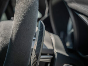 Volant – MCLAREN – 675LT Spider – 2017 – Chicane Grey – 675 ch – V8 Bi-Turbo – 11 900 km – Transmission : Sequentielle – Origine Angleterre – Privaty Cars – Intermédiaire de confiance vente voiture sport en Charente-Maritime