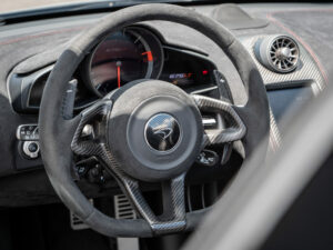 Volant en cuir et carbone – MCLAREN – 675LT Spider – 2017 – Chicane Grey – 675 ch – V8 Bi-Turbo – 11 900 km – Transmission : Sequentielle – Origine Angleterre – Privaty Cars – Rachat immédiat de véhicules de prestige proche de Nantes