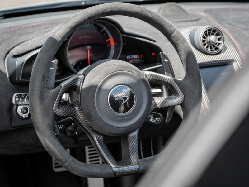 Volant en cuir et carbone – MCLAREN – 675LT Spider – 2017 – Chicane Grey – 675 ch – V8 Bi-Turbo – 11 900 km – Transmission : Sequentielle – Origine Angleterre – Privaty Cars – Rachat immédiat de véhicules de prestige proche de Nantes