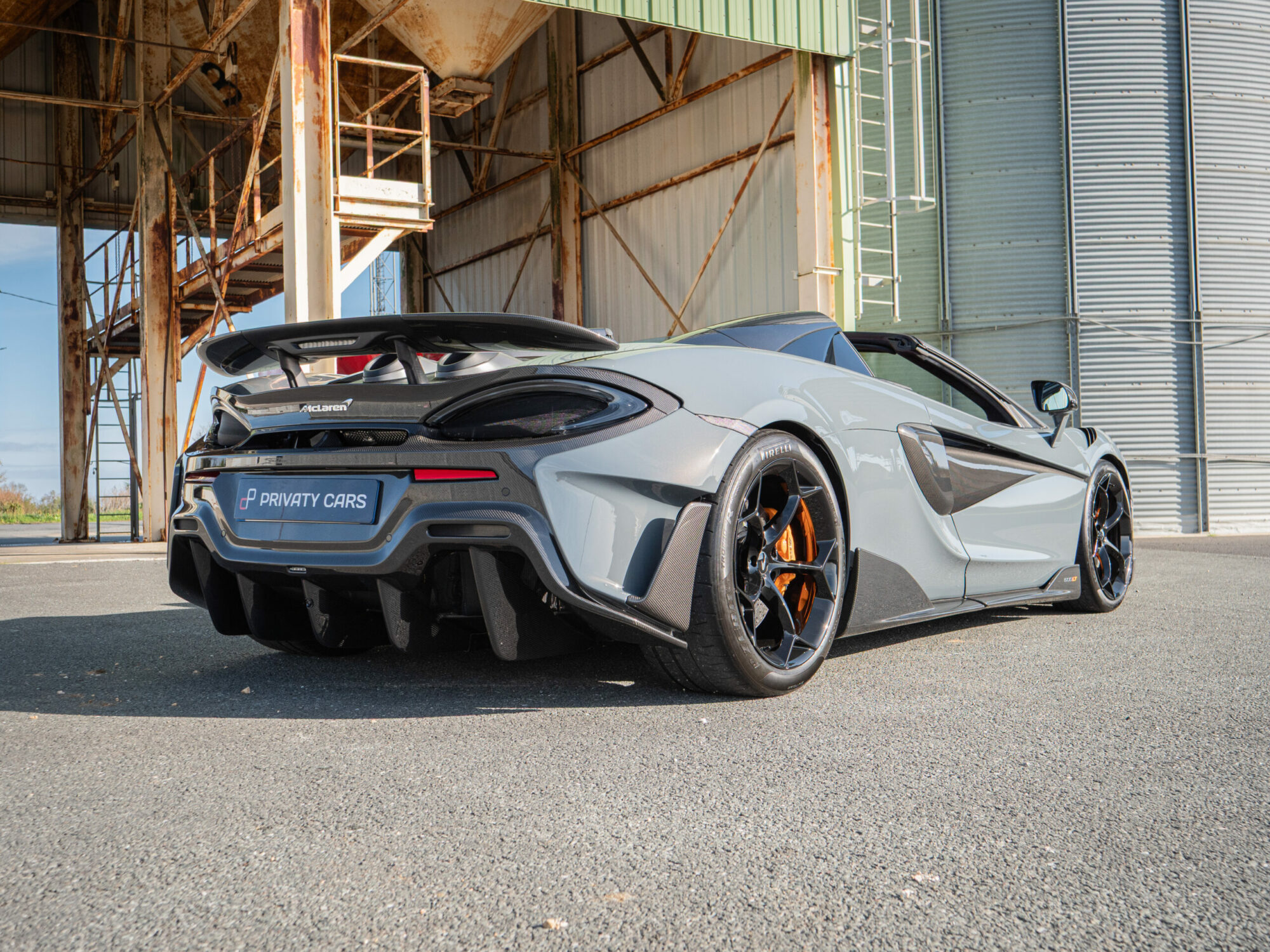 Aileron arrière avec diffuseur intégré – MCLAREN – 600LT Spider – 2019 – Chicane Grey Effect – 8 900 km – 600 ch – V8 Bi-Turbo – Transmission : Sequentielle – Origine Allemagne – Privaty Cars – Vente de véhicules d’investissement et de collection près de Poitiers