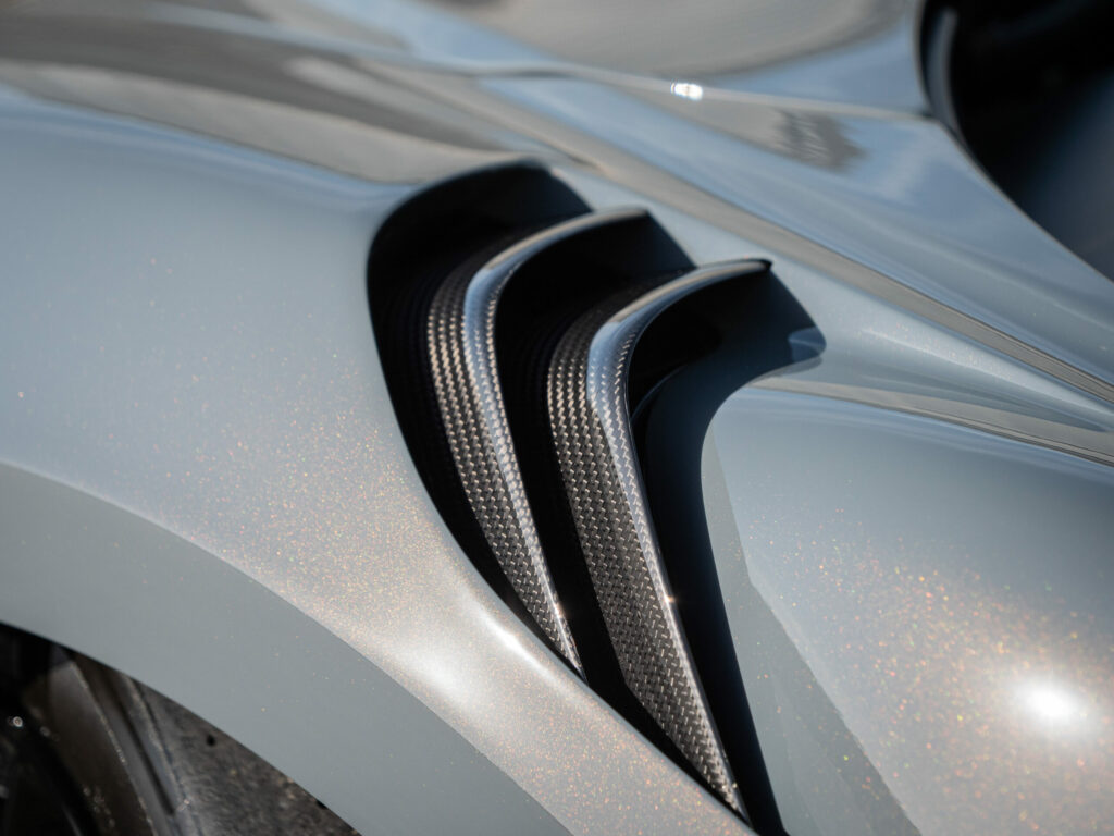 Aérations en fibre de carbone – MCLAREN – 600LT Spider – 2019 – Chicane Grey Effect – 600 ch – V8 Bi-Turbo – 7 900 km – Transmission : Sequentielle – Origine Allemagne – Privaty Cars – Achat et vente de supercars d’occasion entre Bordeaux et Nantes