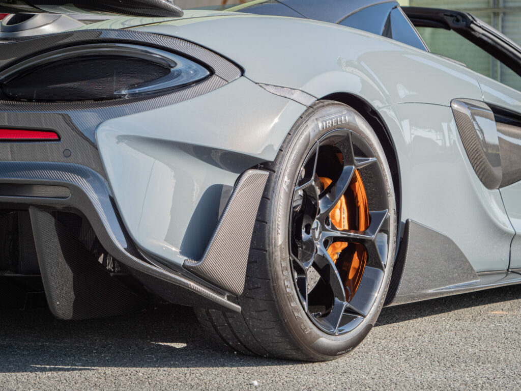 Jante alliage noir avec étriers orange – MCLAREN – 600LT Spider – 2019 – Chicane Grey Effect – 600 ch – V8 Bi-Turbo – 7 900 km – Transmission : Sequentielle – Origine Allemagne – Privaty Cars – Dépôt-vente sécurisé de véhicules de prestige dans l’Ouest de la France