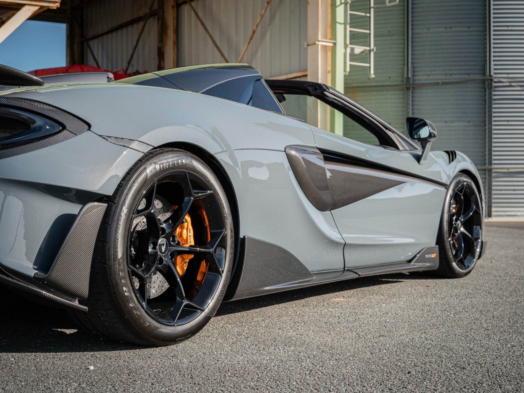Jante alliage noir avec étriers orange – MCLAREN – 600LT Spider – 2019 – Chicane Grey Effect – 600 ch – V8 Bi-Turbo – 7 900 km – Transmission : Sequentielle – Origine Allemagne – Privaty Cars – Vente de voitures de sport d’occasion près de Poitiers