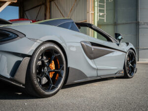 Jante alliage noir avec étriers orange – MCLAREN – 600LT Spider – 2019 – Chicane Grey Effect – 600 ch – V8 Bi-Turbo – 7 900 km – Transmission : Sequentielle – Origine Allemagne – Privaty Cars – Vente de voitures de sport d’occasion près de Poitiers