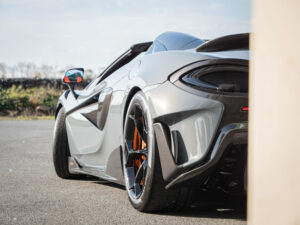 Jante alliage avec accents orange – MCLAREN – 600LT Spider – 2019 – Chicane Grey Effect – 600 ch – V8 Bi-Turbo – 7 900 km – Transmission : Sequentielle – Origine Allemagne – Privaty Cars – Dépôt-vente sécurisé de véhicules de prestige proche de Bordeaux