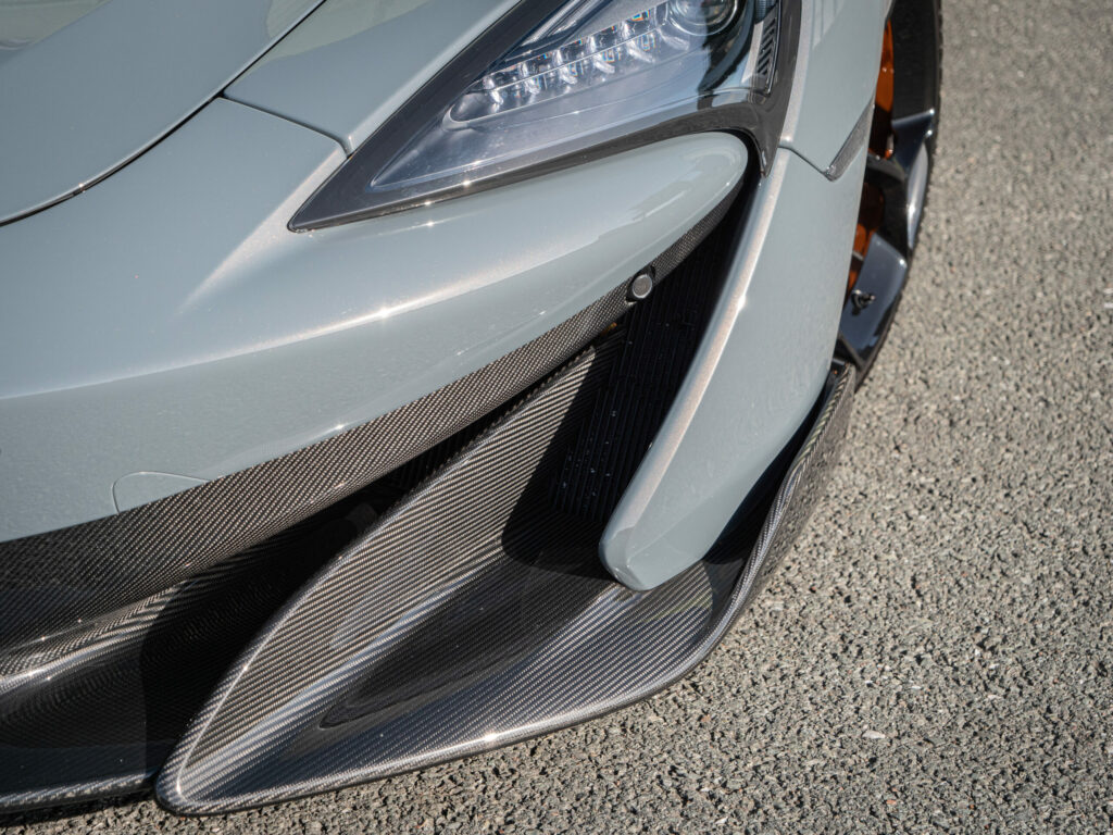 Aileron avant en carbone – MCLAREN – 600LT Spider – 2019 – Chicane Grey Effect – 600 ch – V8 Bi-Turbo – 7 900 km – Transmission : Sequentielle – Origine Allemagne – Privaty Cars – Recherche personnalisée de voitures de sport d’occasion proche de Nantes