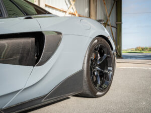 Aile arrière avec ouïe de ventilation – MCLAREN – 600LT Spider – 2019 – Chicane Grey Effect – 600 ch – V8 Bi-Turbo – 7 900 km – Transmission : Sequentielle – Origine Allemagne – Privaty Cars – Rachat cash de voitures MCLAREN proche de Bordeaux