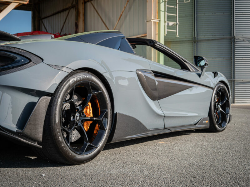 Jante alliage noir avec étriers orange – MCLAREN – 600LT Spider – 2019 – Chicane Grey Effect – 600 ch – V8 Bi-Turbo – 7 900 km – Transmission : Sequentielle – Origine Allemagne – Privaty Cars – Vente de voitures de sport d’occasion près de Poitiers