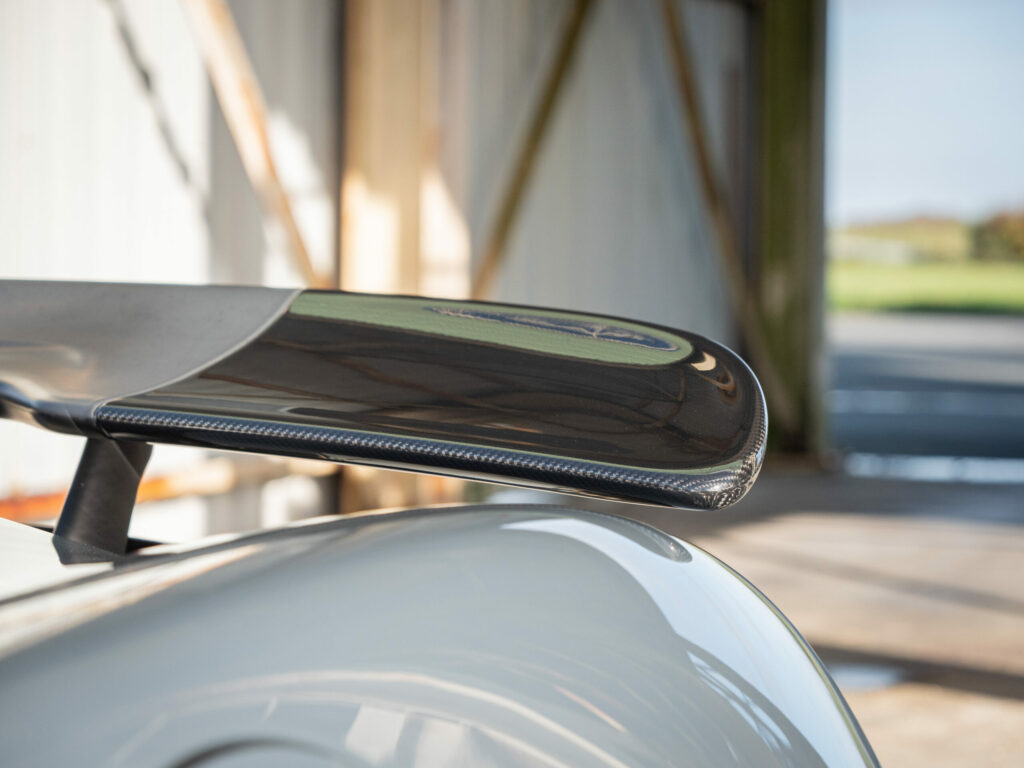 Aileron en fibre de carbone – MCLAREN – 600LT Spider – 2019 – Chicane Grey Effect – 600 ch – V8 Bi-Turbo – 7 900 km – Transmission : Sequentielle – Origine Allemagne – Privaty Cars – Expert des sportives d’occasion haut de gamme en Charente-Maritime