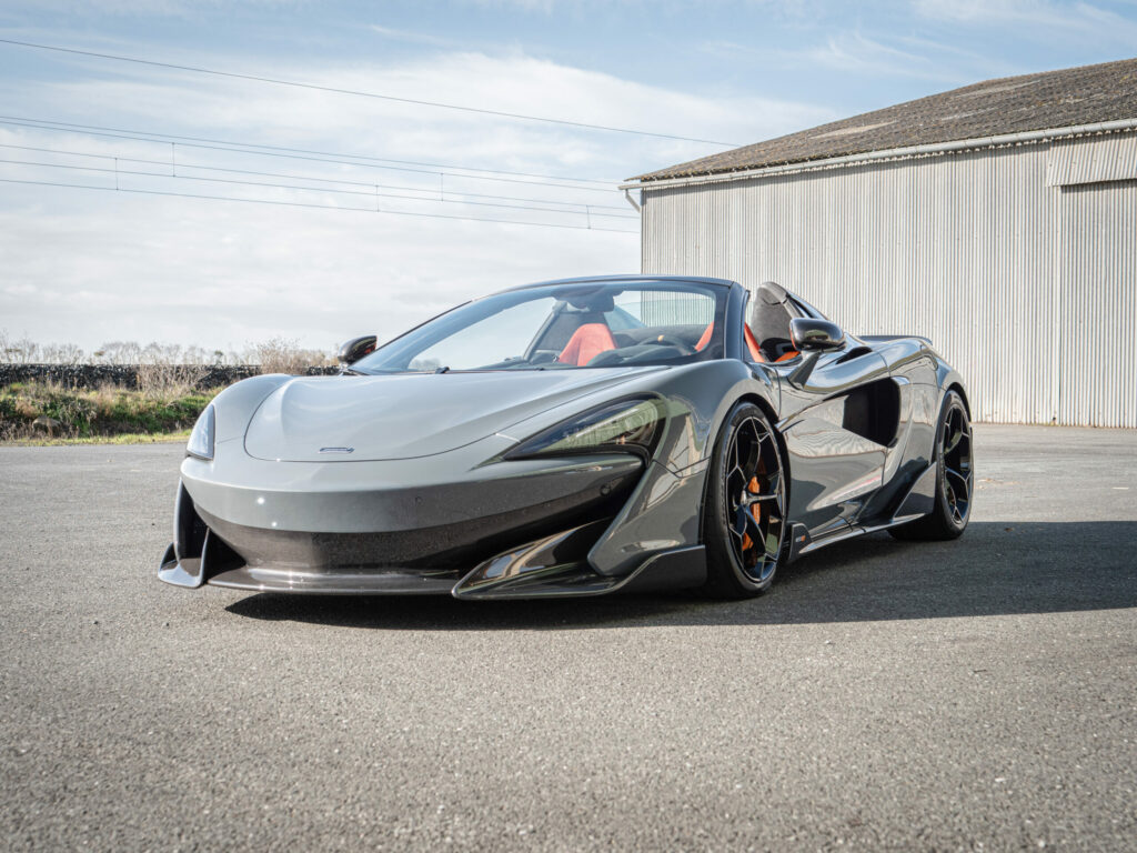 Vue avant avec aileron et phares – MCLAREN – 600LT Spider – 2019 – Chicane Grey Effect – 600 ch – V8 Bi-Turbo – 7 900 km – Transmission : Sequentielle – Origine Allemagne – Privaty Cars – Reprise cash de voitures de luxe sans obligation d’achat en Charente-Maritime