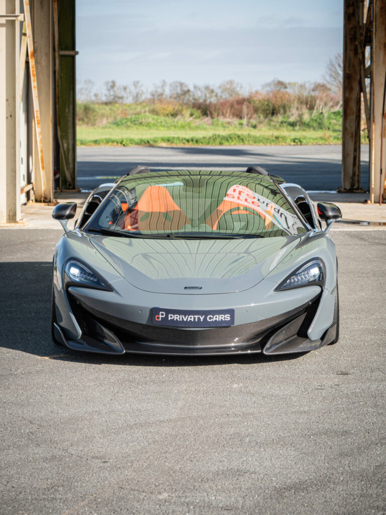 Vue avant avec phares distinctifs – MCLAREN – 600LT Spider – 2019 – Chicane Grey Effect – 600 ch – V8 Bi-Turbo – 7 900 km – Transmission : Sequentielle – Origine Allemagne – Privaty Cars – Négoce de véhicules GT et sportives d’exception en Nouvelle-Aquitaine