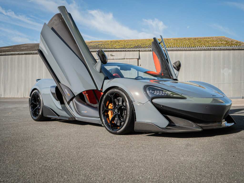 Portes papillon ouvertes avec détails carbone – MCLAREN – 600LT Spider – 2019 – Chicane Grey Effect – 600 ch – V8 Bi-Turbo – 7 900 km – Transmission : Sequentielle – Origine Allemagne – Privaty Cars – Vente de véhicules d’investissement et de collection dans l’Ouest de la France