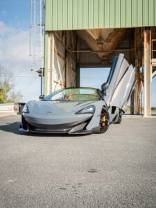 Porte papillon ouverte avec aileron – MCLAREN – 600LT Spider – 2019 – Chicane Grey Effect – 600 ch – V8 Bi-Turbo – 7 900 km – Transmission : Sequentielle – Origine Allemagne – Privaty Cars – Expert des modèles MCLAREN près de Niort