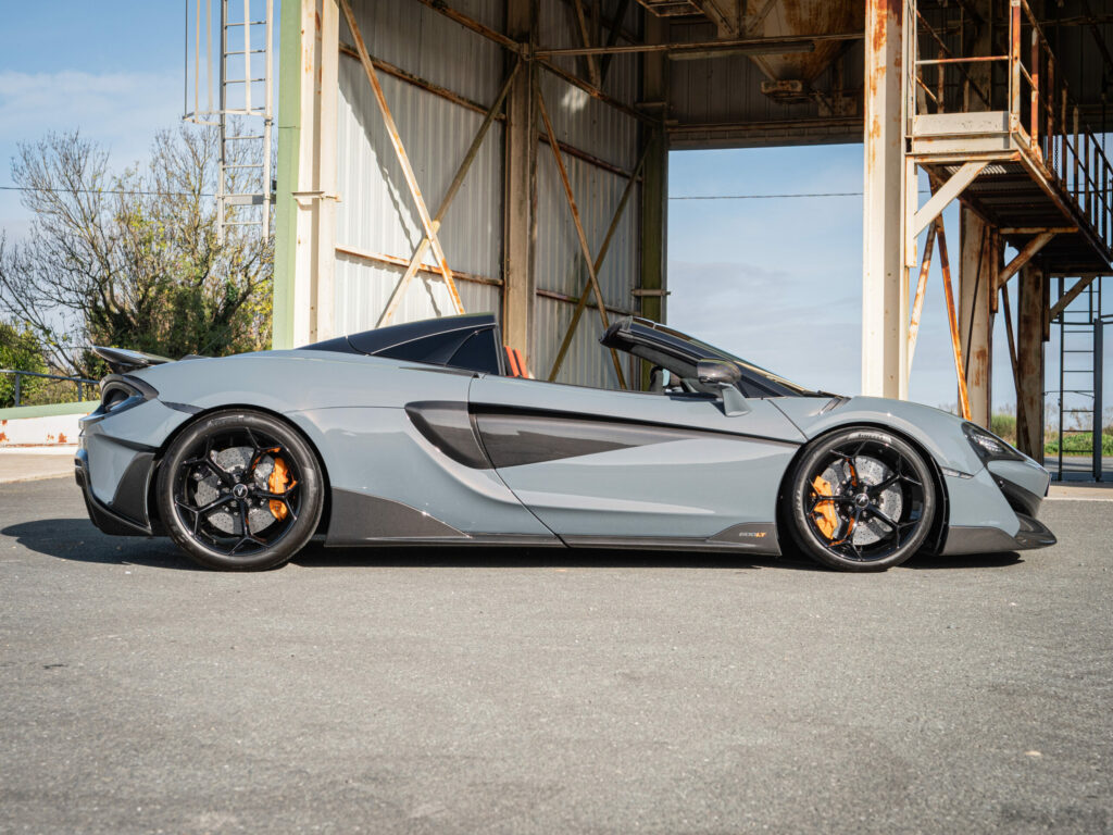 Vue latérale avec jantes noires – MCLAREN – 600LT Spider – 2019 – Chicane Grey Effect – 600 ch – V8 Bi-Turbo – 7 900 km – Transmission : Sequentielle – Origine Allemagne – Privaty Cars – Gestion de vente de voitures de collection et youngtimers en Nouvelle-Aquitaine
