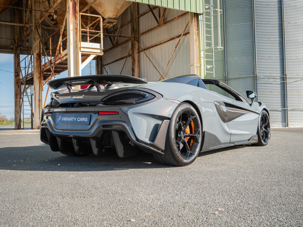 Aileron arrière avec diffuseur intégré – MCLAREN – 600LT Spider – 2019 – Chicane Grey Effect – 600 ch – V8 Bi-Turbo – 7 900 km – Transmission : Sequentielle – Origine Allemagne – Privaty Cars – Achat et vente de supercars d’occasion dans l’Ouest de la France