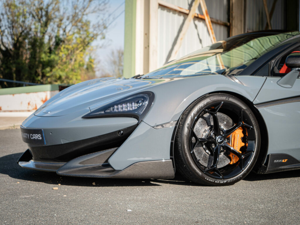 Jantes avec étriers de frein orange – MCLAREN – 600LT Spider – 2019 – Chicane Grey Effect – 600 ch – V8 Bi-Turbo – 7 900 km – Transmission : Sequentielle – Origine Allemagne – Privaty Cars – Dépôt-vente de véhicules MCLAREN près de Poitiers