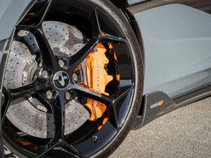 Jantes avec étriers de frein orange – MCLAREN – 600LT Spider – 2019 – Chicane Grey Effect – 600 ch – V8 Bi-Turbo – 7 900 km – Transmission : Sequentielle – Origine Allemagne – Privaty Cars – Spécialiste des supercars d’occasion entre Bordeaux et Nantes