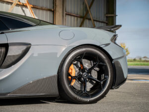 Jantes noires avec étriers orange – MCLAREN – 600LT Spider – 2019 – Chicane Grey Effect – 600 ch – V8 Bi-Turbo – 7 900 km – Transmission : Sequentielle – Origine Allemagne – Privaty Cars – Importation de véhicules de prestige et sportifs entre Bordeaux et Nantes