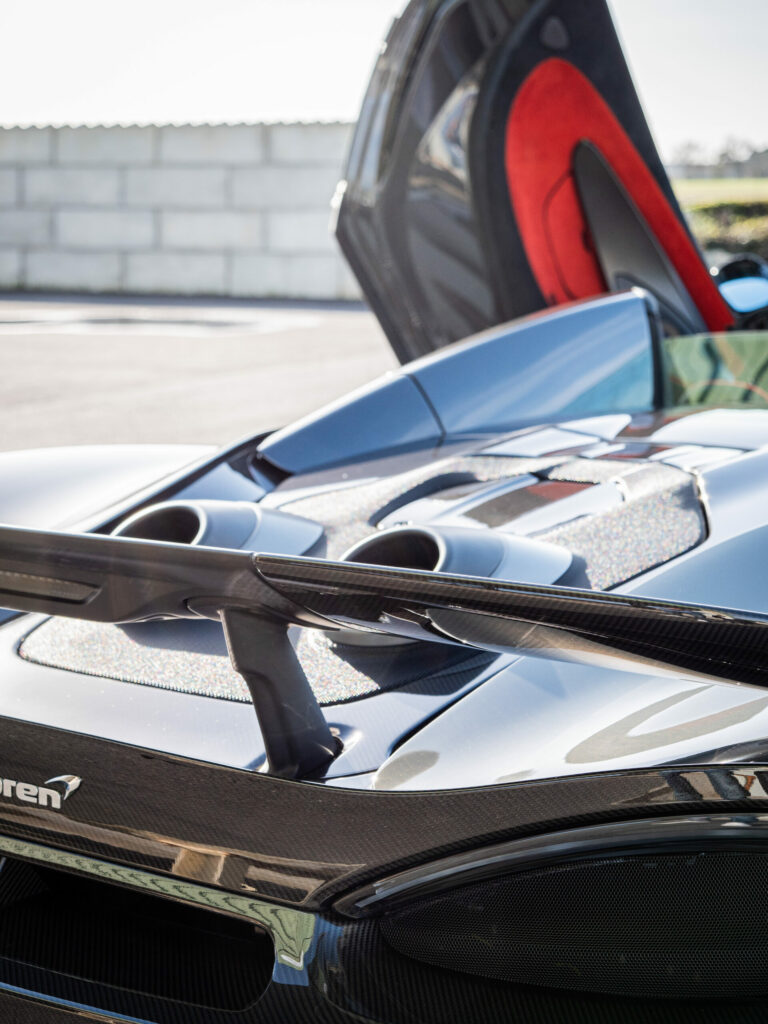 Aileron arrière en carbone – MCLAREN – 600LT Spider – 2019 – Chicane Grey Effect – 600 ch – V8 Bi-Turbo – 7 900 km – Transmission : Sequentielle – Origine Allemagne – Privaty Cars – Vente de voitures de sport d’occasion en Charente-Maritime