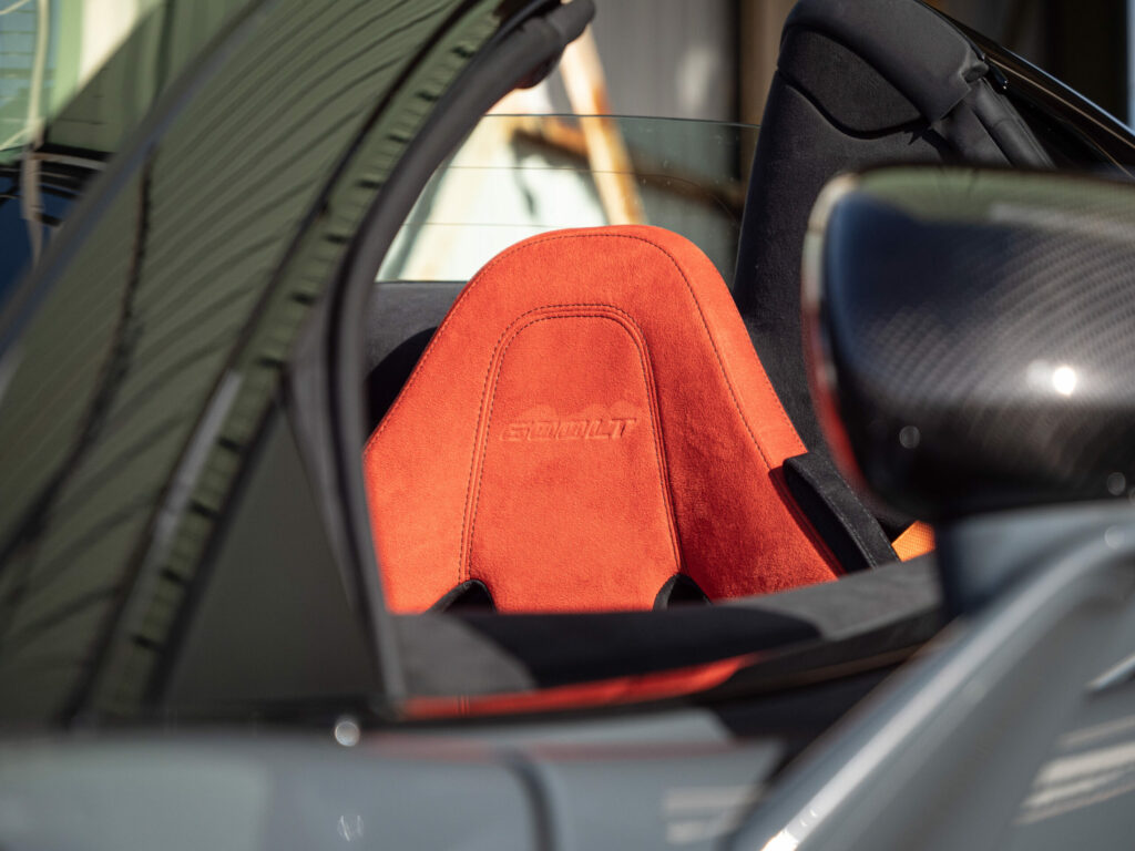 Sièges baquets en suédine orange – MCLAREN – 600LT Spider – 2019 – Chicane Grey Effect – 600 ch – V8 Bi-Turbo – 7 900 km – Transmission : Sequentielle – Origine Allemagne – Privaty Cars – Rachat cash de voitures MCLAREN en Charente-Maritime