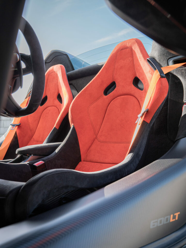 Sièges baquets en alcantara orange – MCLAREN – 600LT Spider – 2019 – Chicane Grey Effect – 600 ch – V8 Bi-Turbo – 7 900 km – Transmission : Sequentielle – Origine Allemagne – Privaty Cars – Gestion de vente de voitures de collection et youngtimers en Nouvelle-Aquitaine