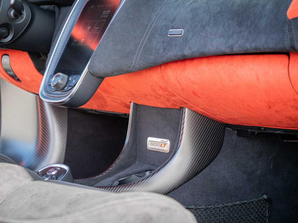 Console centrale avec finitions en carbone – MCLAREN – 600LT Spider – 2019 – Chicane Grey Effect – 600 ch – V8 Bi-Turbo – 7 900 km – Transmission : Sequentielle – Origine Allemagne – Privaty Cars – Expertise et vente de modèles Super Sport en Charente-Maritime