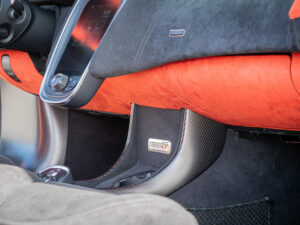 Console centrale avec finitions en carbone – MCLAREN – 600LT Spider – 2019 – Chicane Grey Effect – 600 ch – V8 Bi-Turbo – 7 900 km – Transmission : Sequentielle – Origine Allemagne – Privaty Cars – Expertise et vente de modèles Super Sport en Charente-Maritime