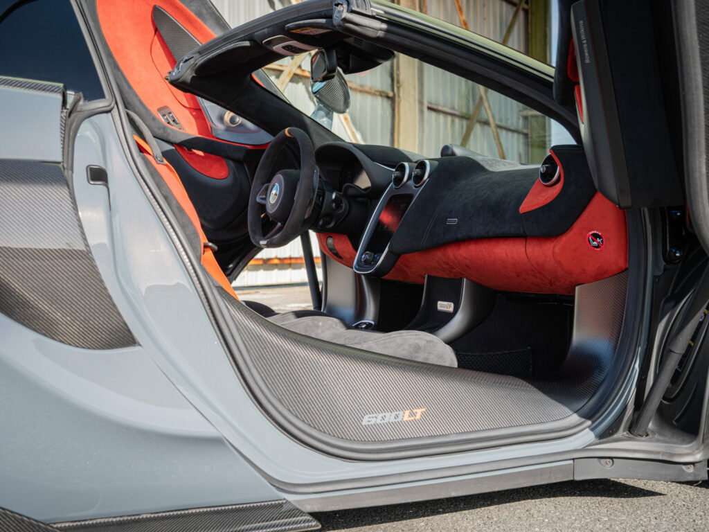 Sièges en alcantara rouge et noir – MCLAREN – 600LT Spider – 2019 – Chicane Grey Effect – 600 ch – V8 Bi-Turbo – 7 900 km – Transmission : Sequentielle – Origine Allemagne – Privaty Cars – Spécialiste des voitures de luxe d’occasion entre Bordeaux et Nantes