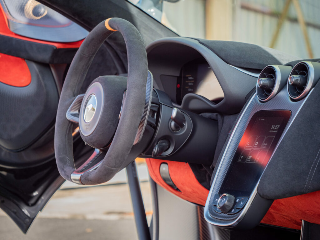 Volant en cuir et alcantara – MCLAREN – 600LT Spider – 2019 – Chicane Grey Effect – 600 ch – V8 Bi-Turbo – 7 900 km – Transmission : Sequentielle – Origine Allemagne – Privaty Cars – Vente de véhicules d’investissement et de collection près de Niort