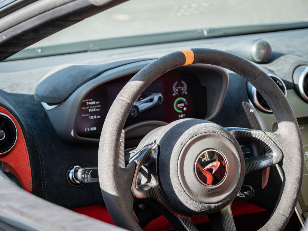 Volant – MCLAREN – 600LT Spider – 2019 – Chicane Grey Effect – 600 ch – V8 Bi-Turbo – 7 900 km – Transmission : Sequentielle – Origine Allemagne – Privaty Cars – Achat et vente de voitures de sport d’occasion entre Bordeaux et Nantes