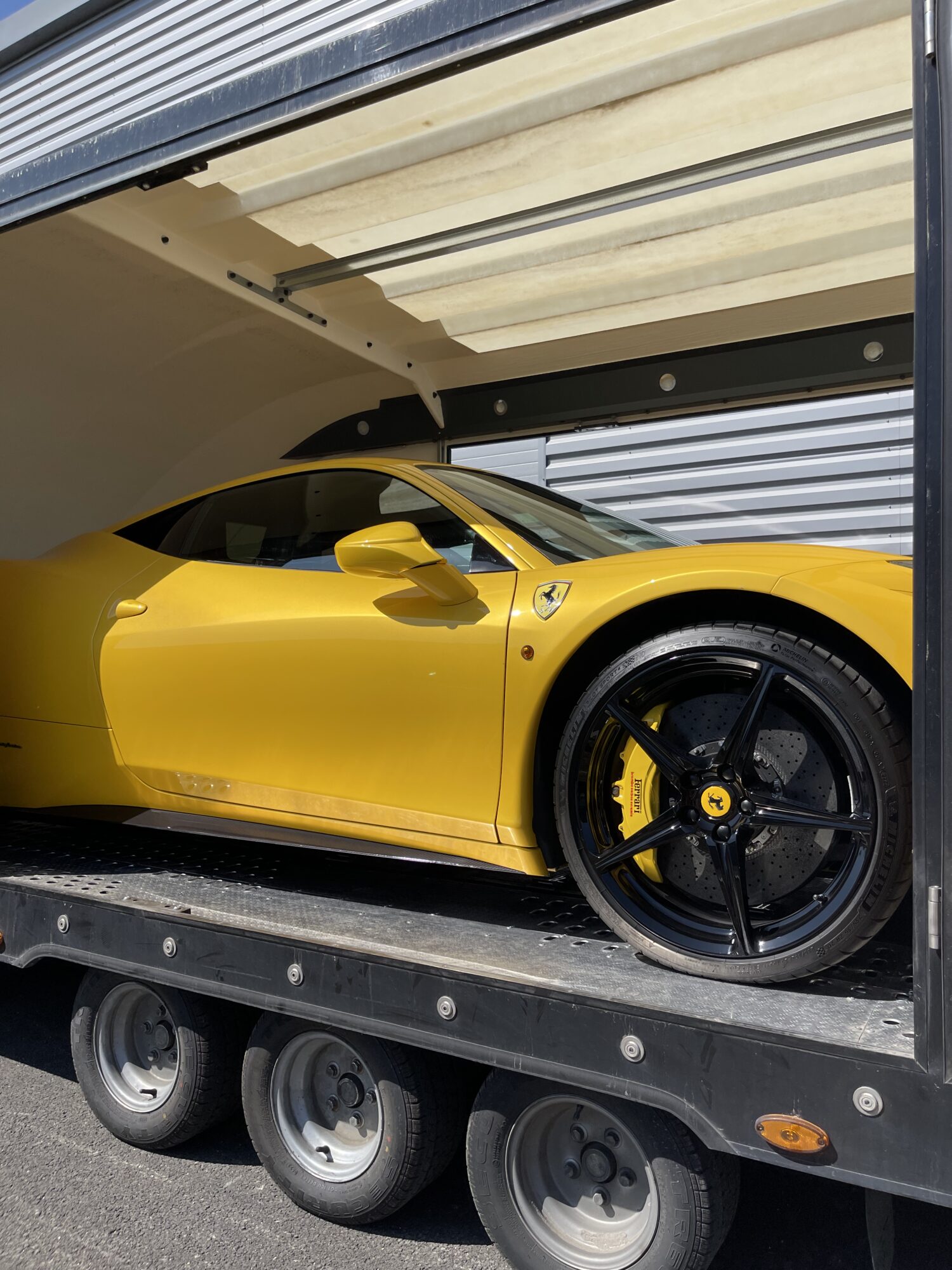 Rachat d'une Ferrari et rappatriement du véhicule sur remorque - Privaty Cars spécialiste du rachat de véhicules de prestige en Nouvelle Aquitaine