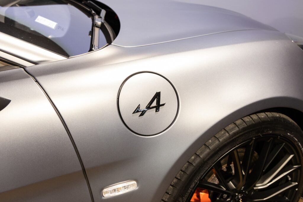 Logo sur la carrosserie – ALPINE – A110S – 2019 – Gris Tonnerre Mat – 52 900 km – 293 ch – 4 cylindres turbo – Transmission : Sequentielle – Origine France – Privaty Cars – Estimation et rachat de véhicules haut de gamme proche de Nantes