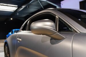 Rétroviseur extérieur avec finition mate – ALPINE – A110S – 2019 – Gris Tonnerre Mat – 52 900 km – 293 ch – 4 cylindres turbo – Transmission : Sequentielle – Origine France – Privaty Cars – Dépôt-vente de véhicules ALPINE proche de Bordeaux