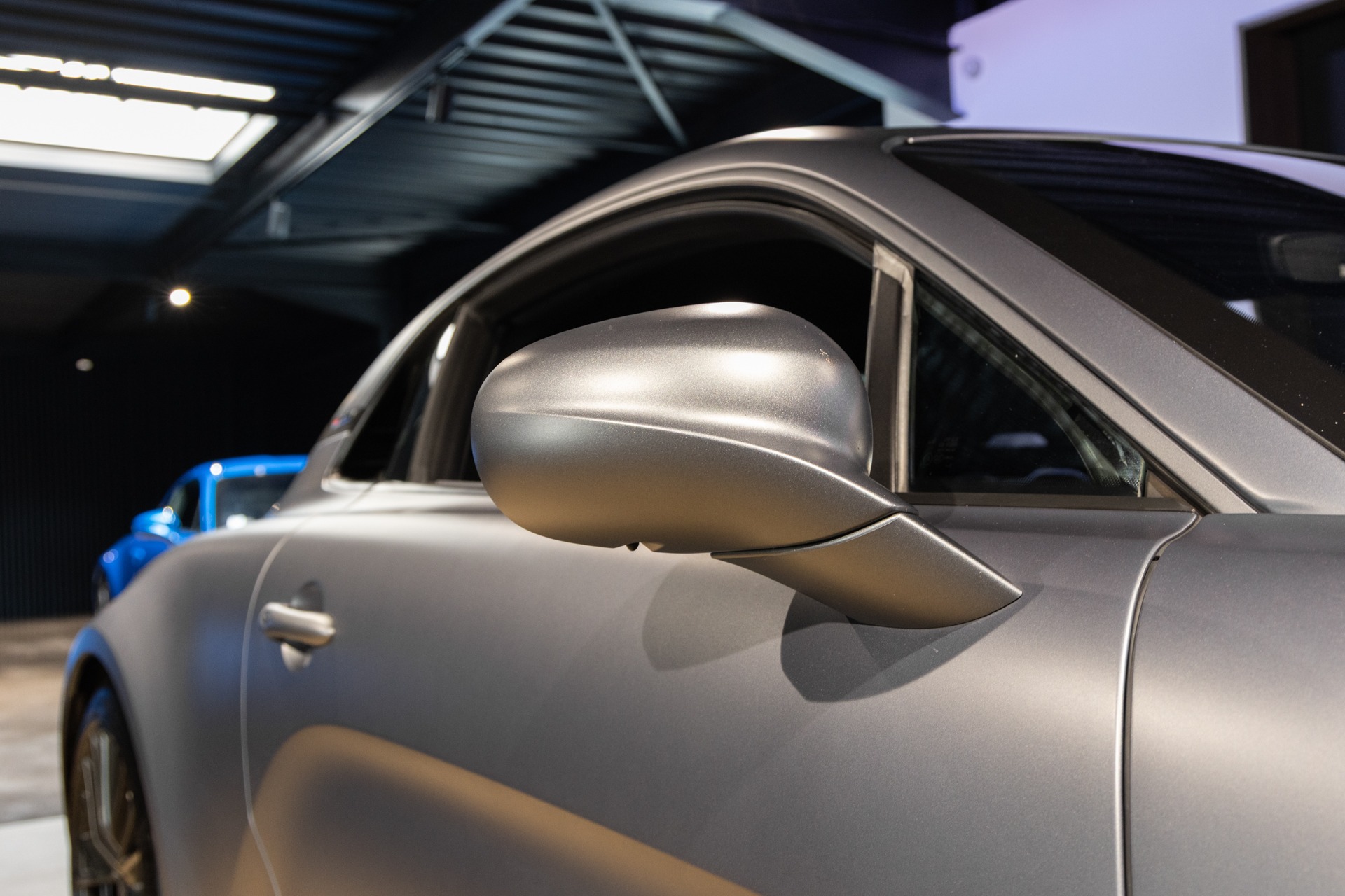 Rétroviseur extérieur avec finition mate – ALPINE – A110S – 2019 – Gris Tonnerre Mat – 52 900 km – 293 ch – 4 cylindres turbo – Transmission : Sequentielle – Origine France – Privaty Cars – Dépôt-vente de véhicules ALPINE proche de Bordeaux